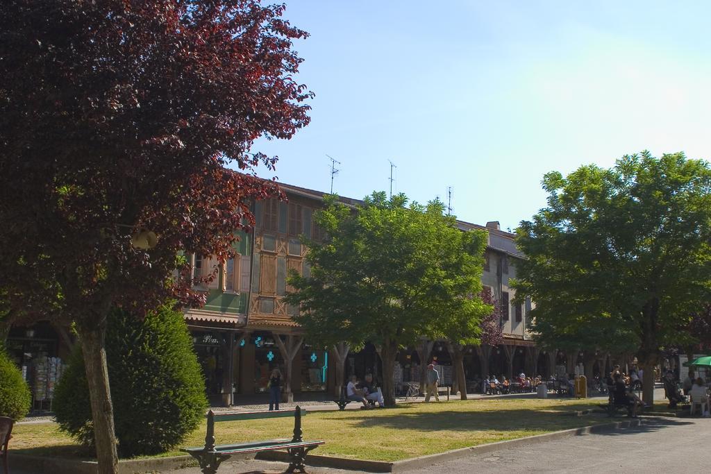 Hotel Le Commerce ミルポワ エクステリア 写真