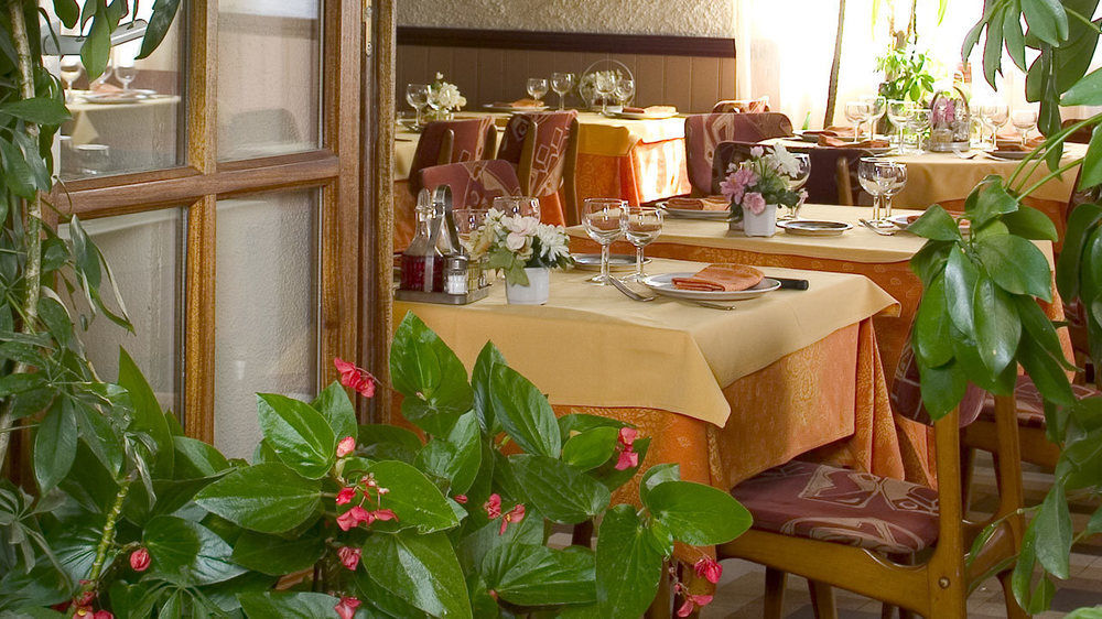 Hotel Le Commerce ミルポワ エクステリア 写真